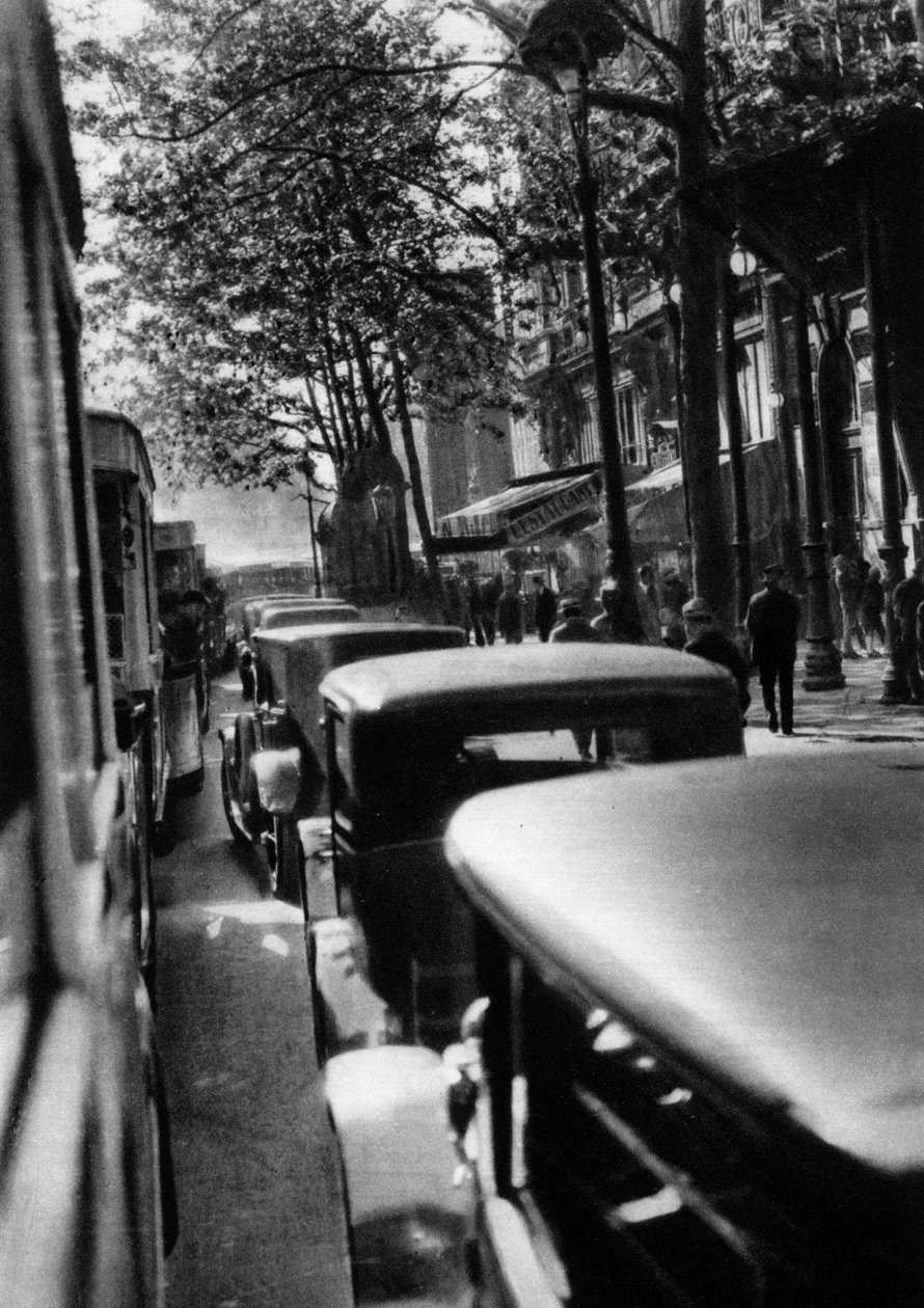 Trafik på Grands Boulevards, Paris, 1931. av Ernest Flammarion