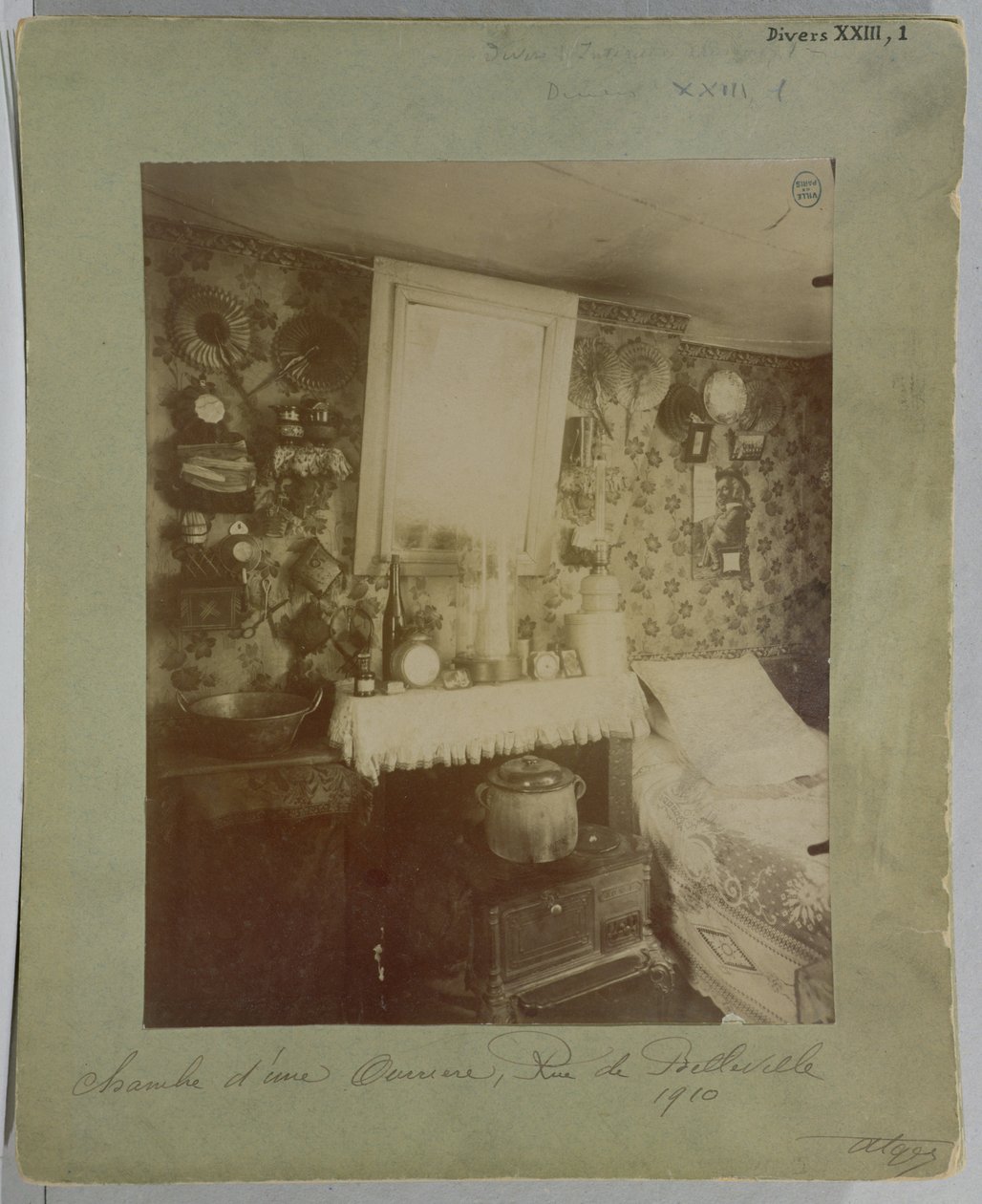 En kvinnlig arbetares sovrum, rue de Belleville, Paris, 1910 av Eugène Atget