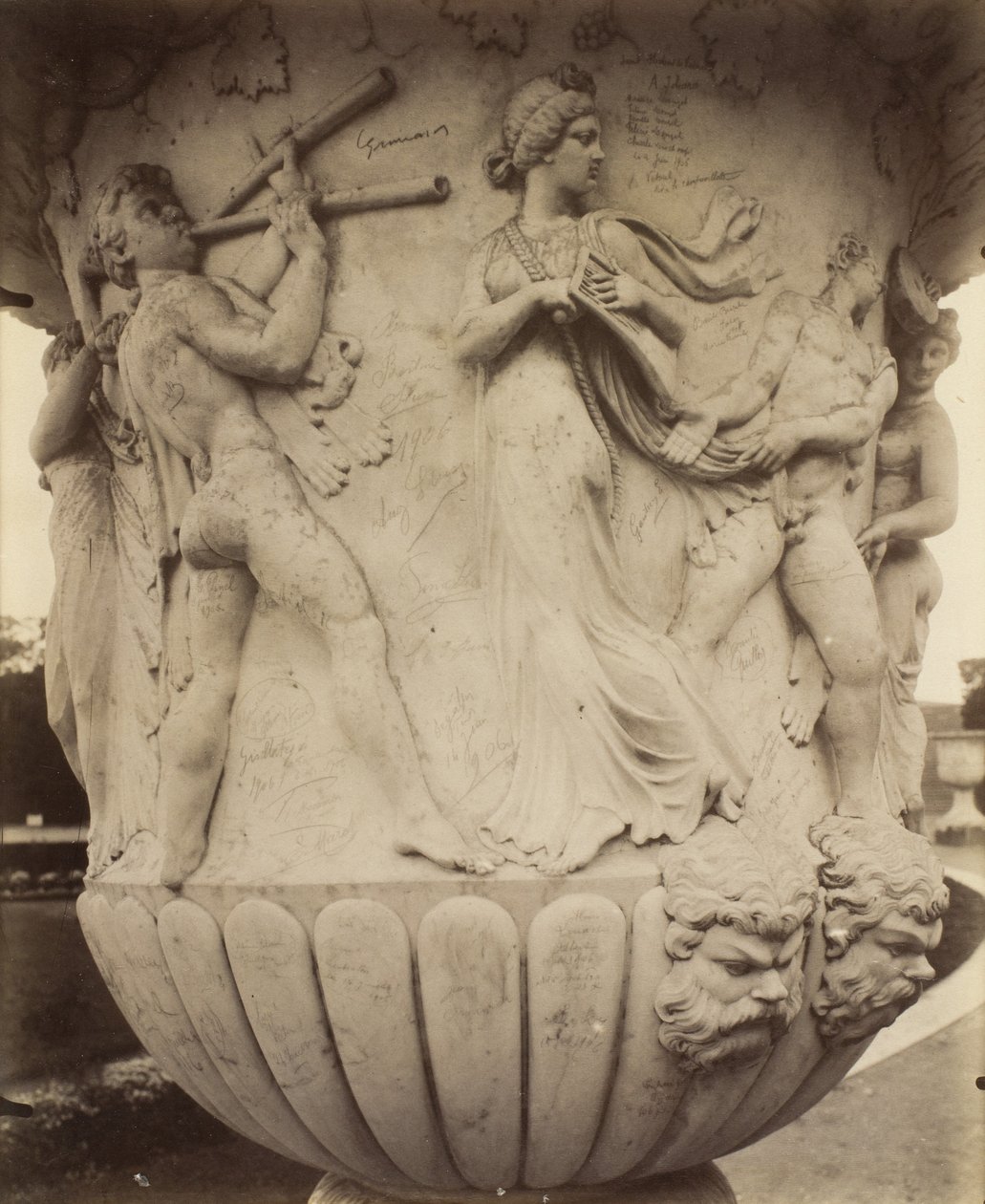 Detalj av en vas i Versailles av Eugène Atget