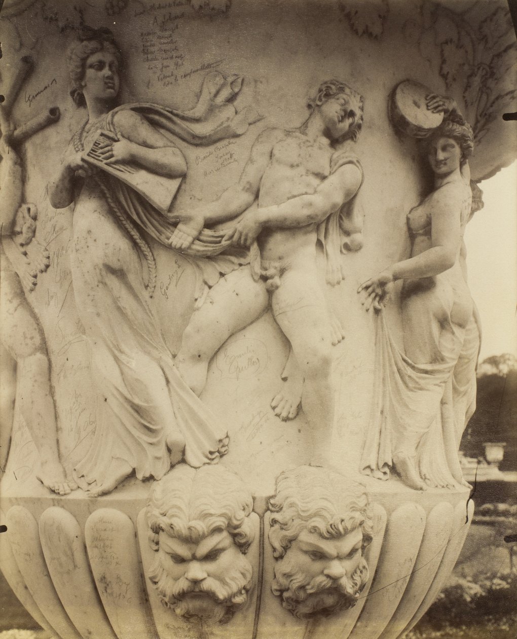 Detalj av en vas i Versailles, 1906 av Eugène Atget