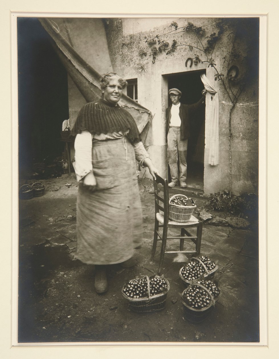 Kvinna från Verrieres av Eugène Atget