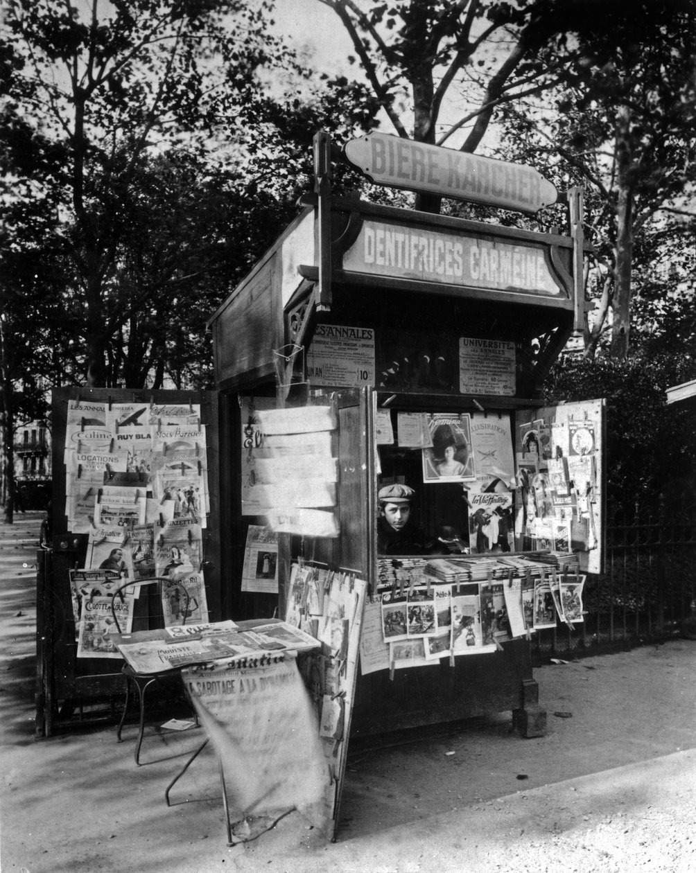 Kiosk i Paris, ca 1910 (s/v foto) av Eugène Atget