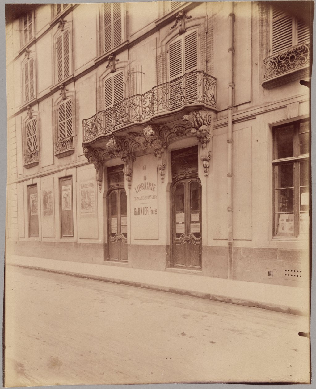[Librairie Garnier Frères, 6 rue des Saints-Pères]. av Eugène Atget