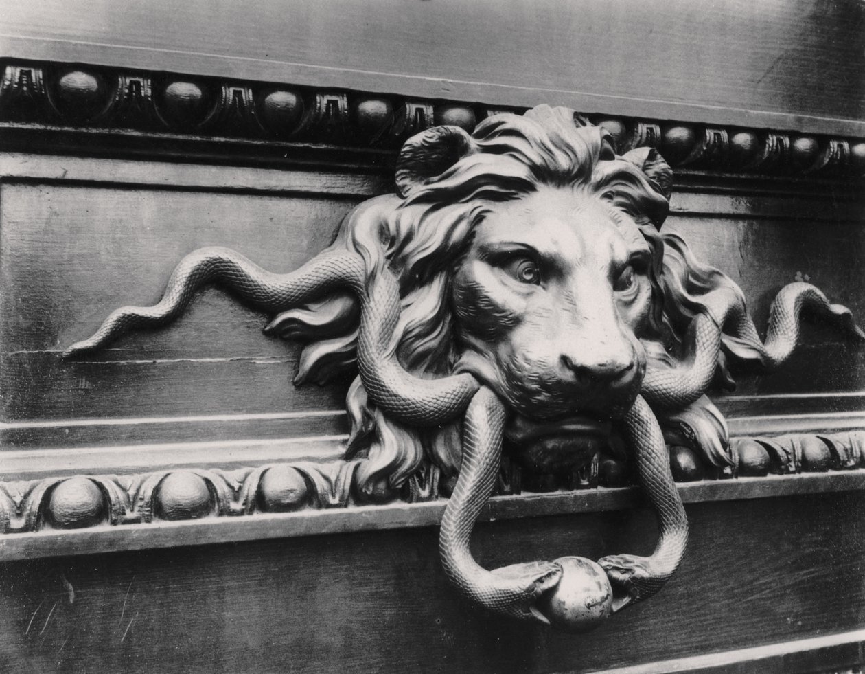Lejondörrknacker, Paris av Eugène Atget