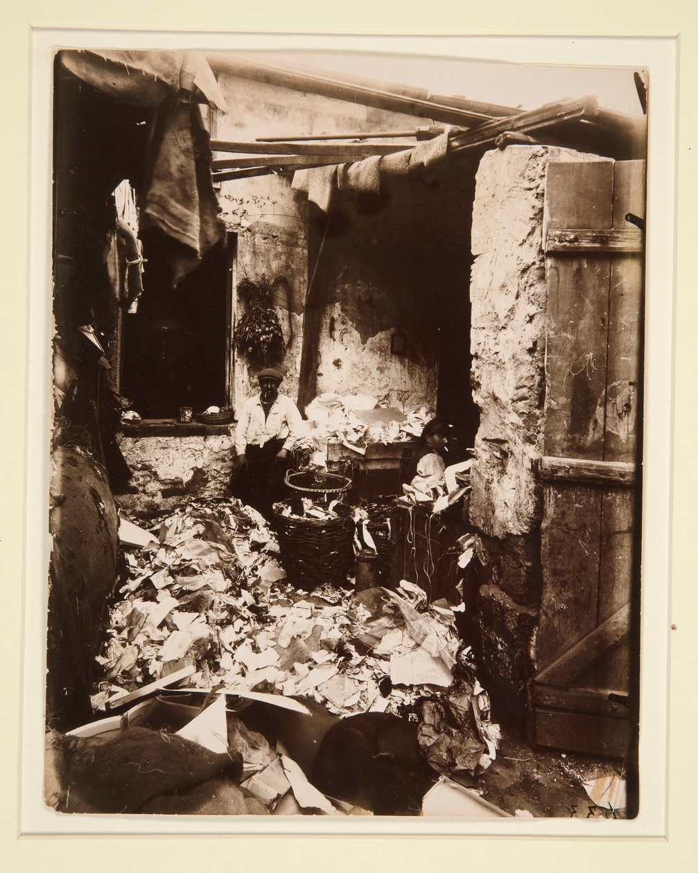 Dörr till av Eugène Atget
