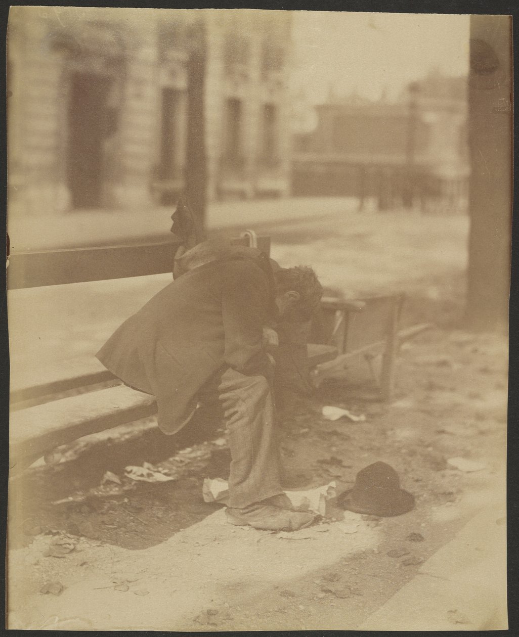 [Sittande vagrant] av Eugène Atget