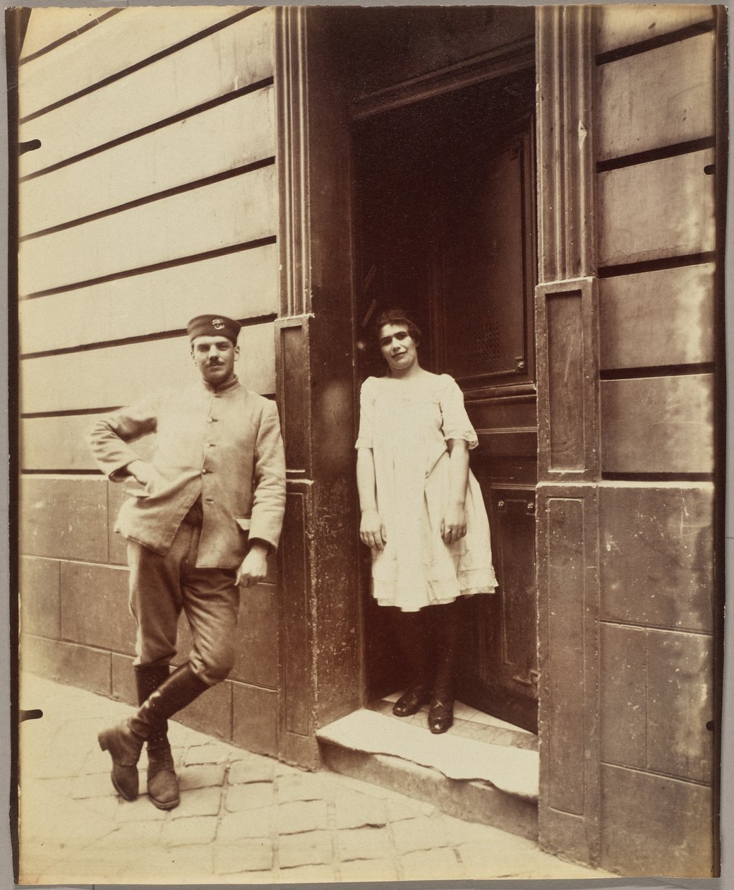 Versailles, kvinna och soldat, bordell av Eugène Atget