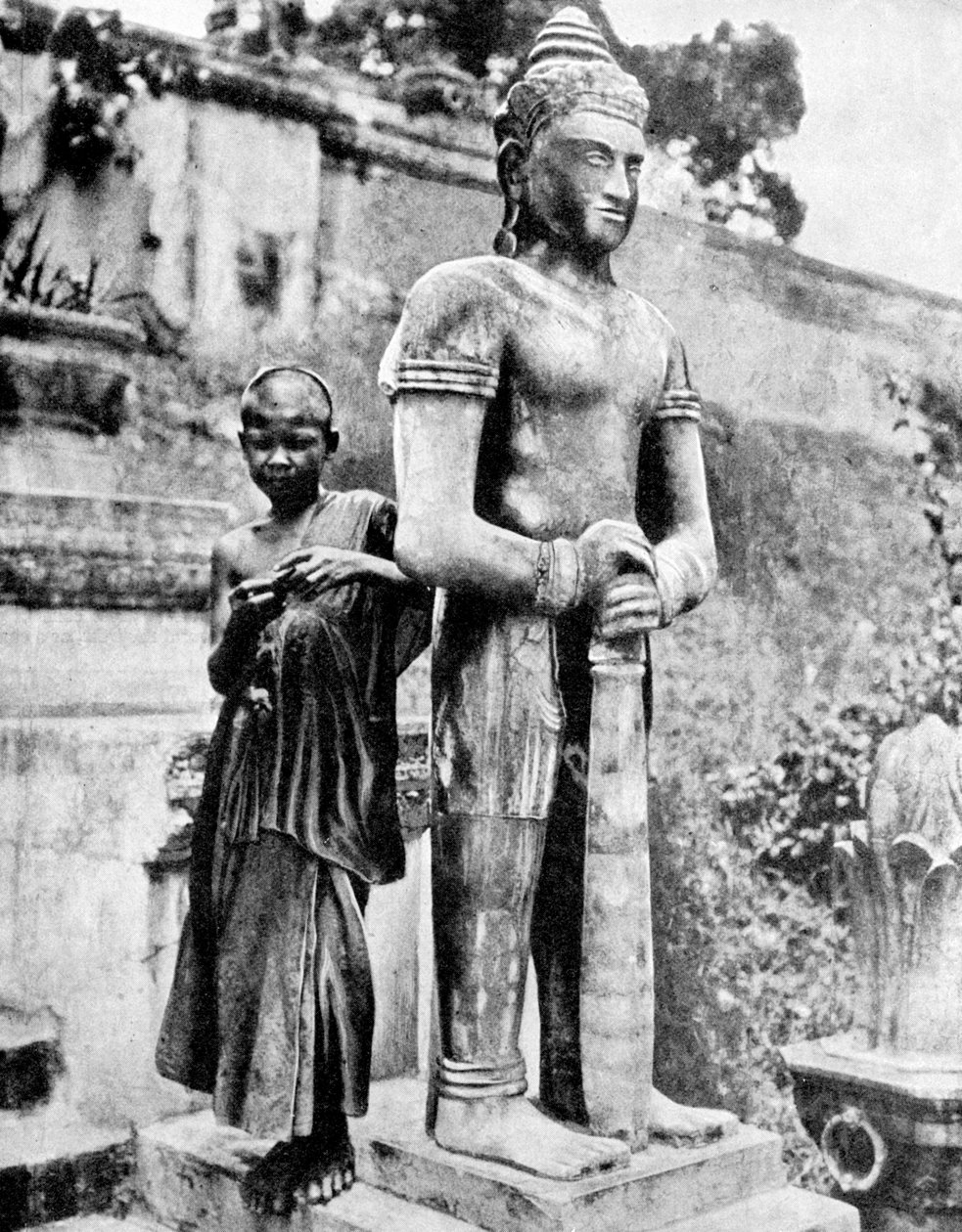 Ungdomlig anhängare av den store Buddha, 1936. av Ewing Galloway