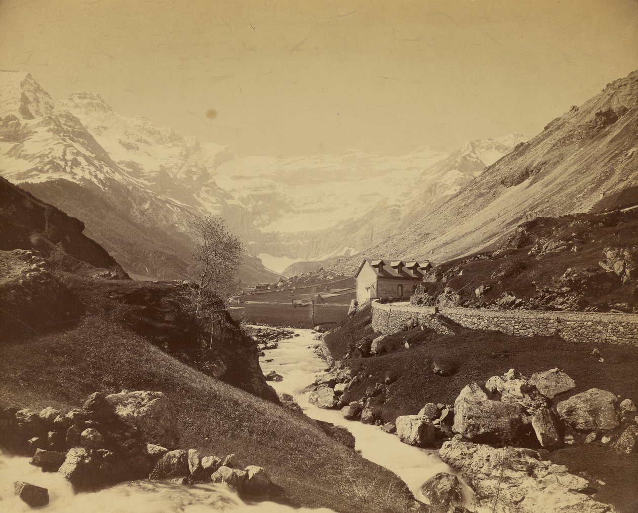 [Floden rinner genom bergsdalen] av Farnham Maxwell Lyte