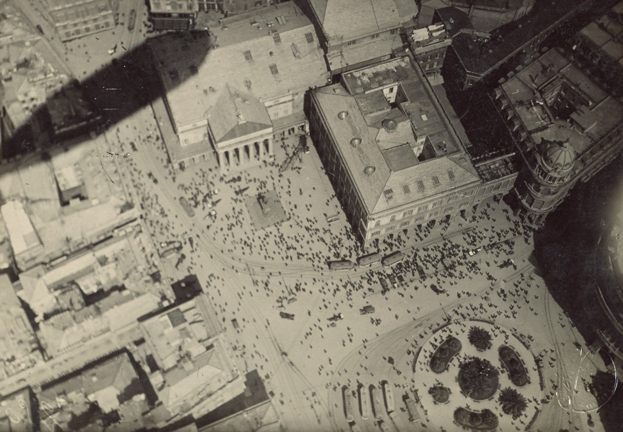 [Stadsbild med skugga av luftskepp] av Fedele Azari