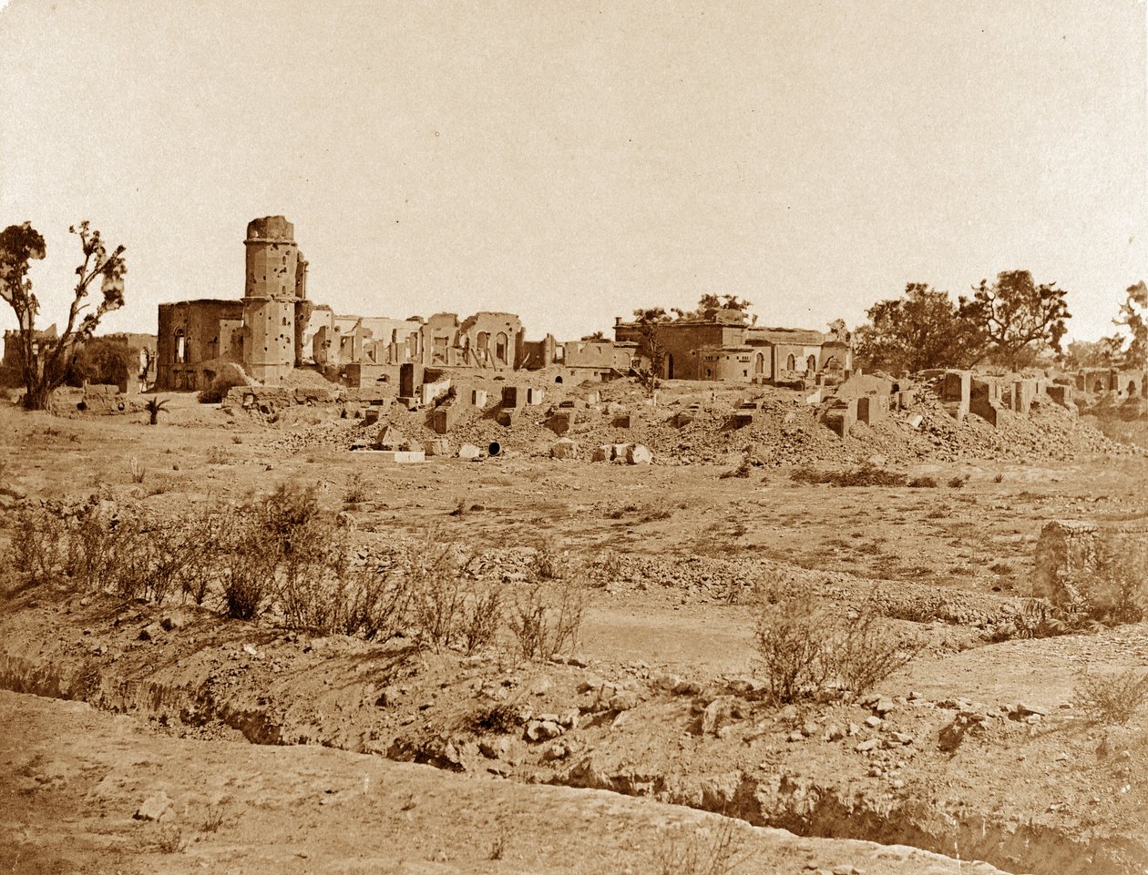 Kyrkogården och Residency in the Distance, Lucknow av Felice Beato