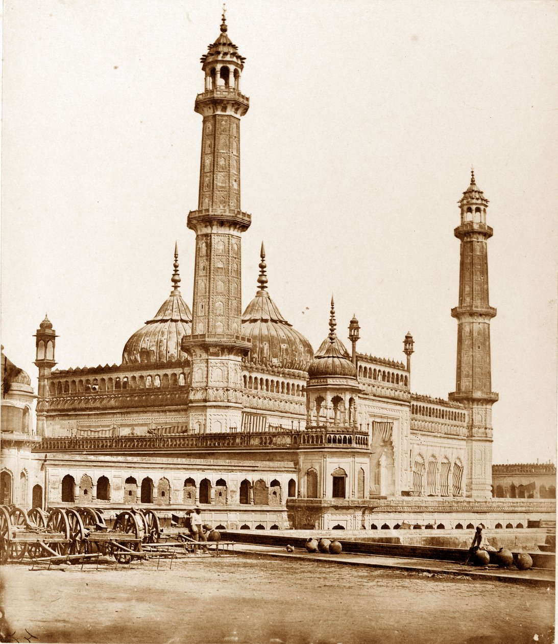 Moskén inne i Asophoo Dowlahs Emambara, Lucknow av Felice Beato