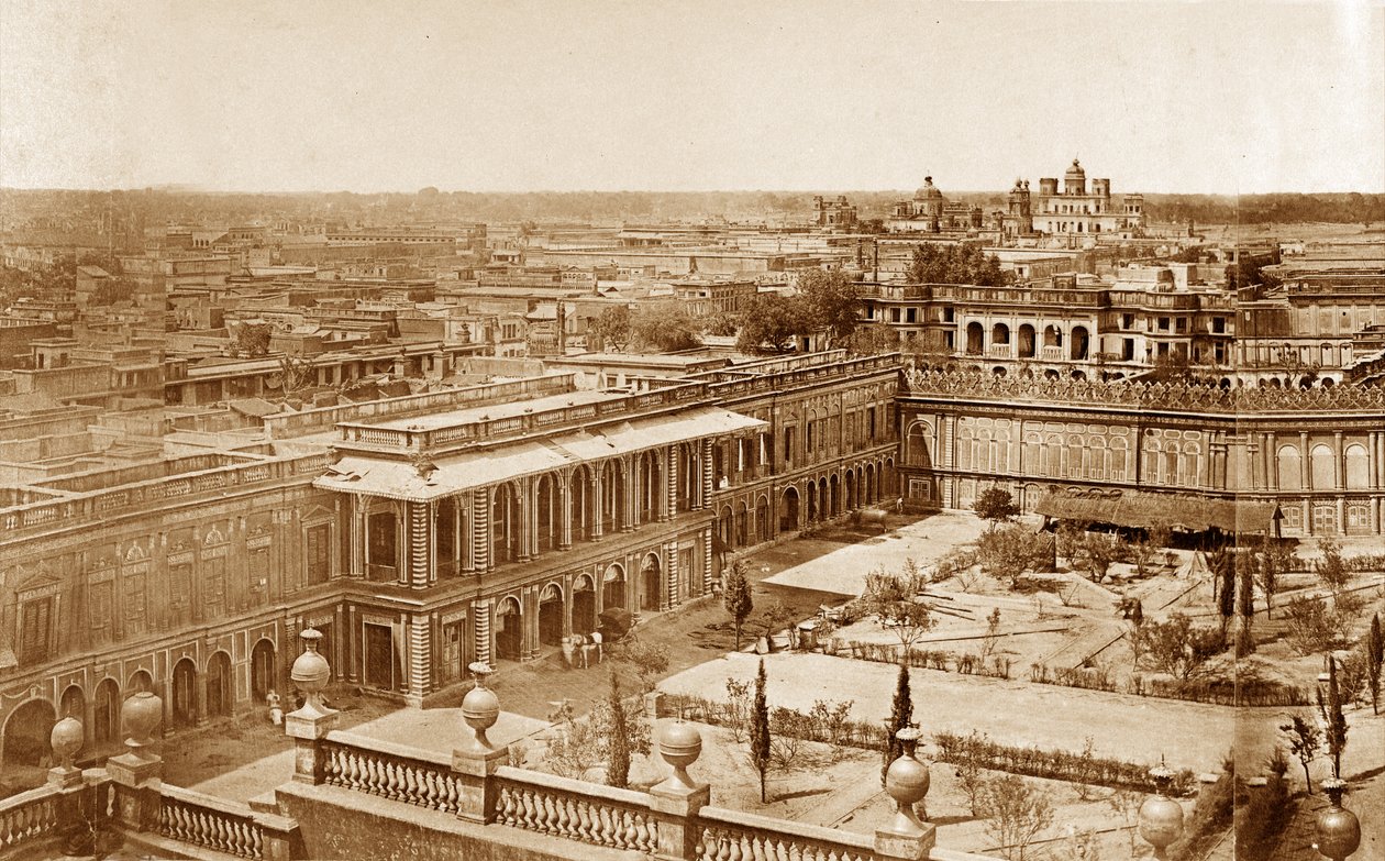 Panoramautsikt över gårdarna i residenset, Lucknow av Felice Beato