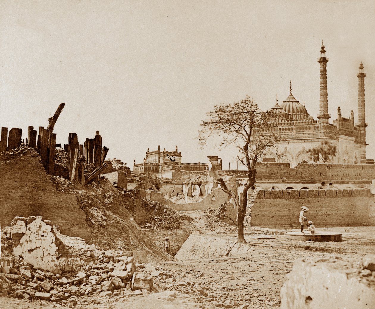 Batteriet nära Begum Kotee, Lucknow av Felice Beato