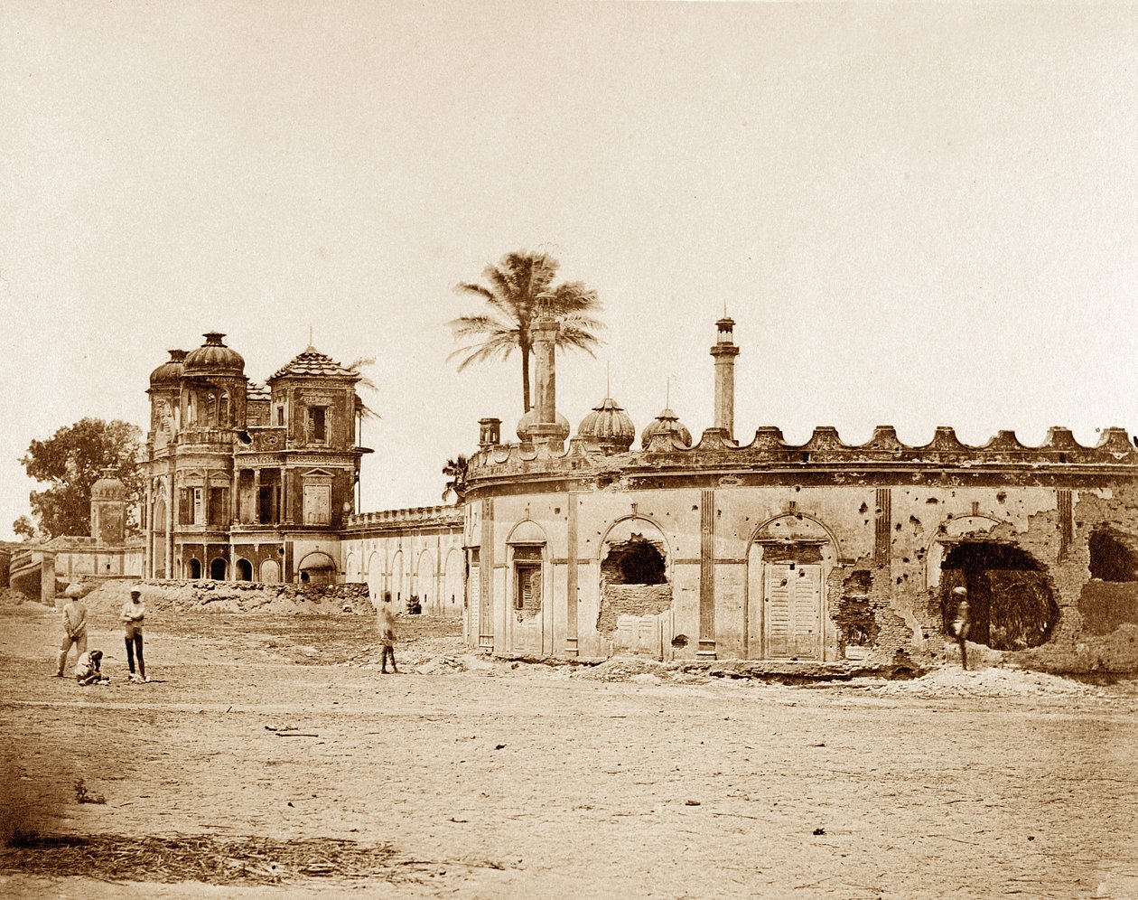 Secundra Bagh som visar Breach of Gateway, Lucknow av Felice Beato