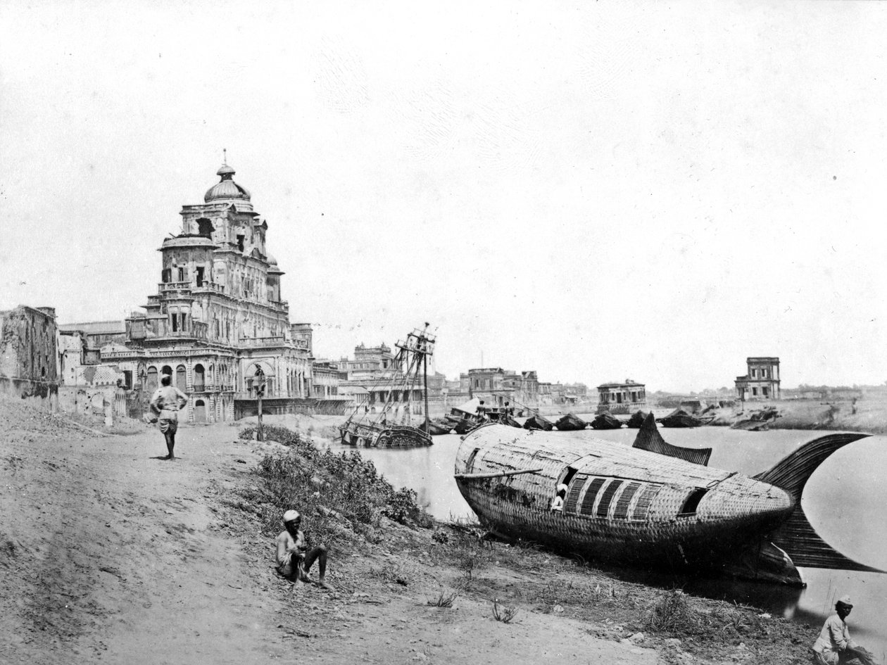 Mtazamo wa Jumba la Chattar Manzil, kwenye Mto Gumti, Lucknow, wakati wa Uasi wa India, 1858 swed. av Felice Beato