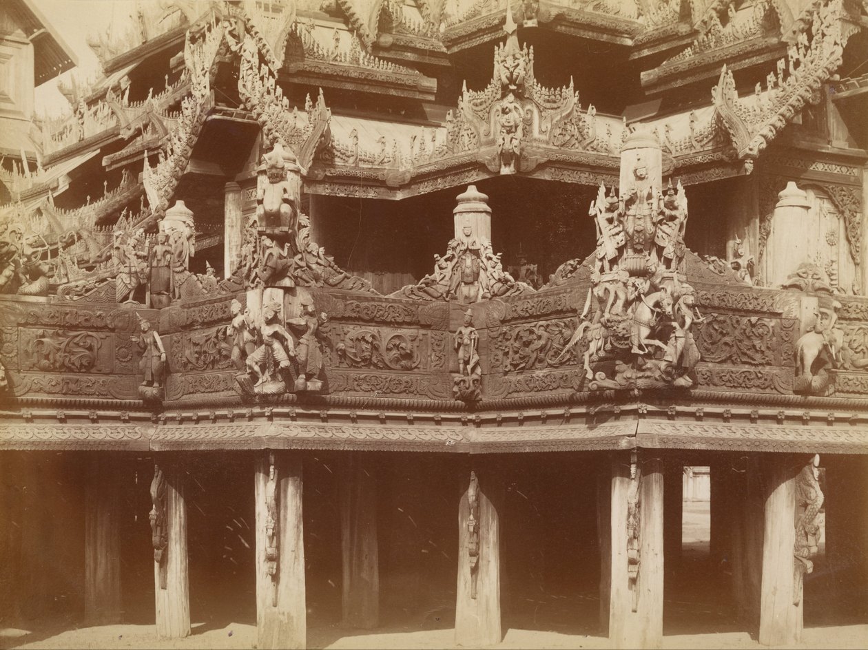 Carving in Balcony, Kyaung på Myingyan av Felice Beato