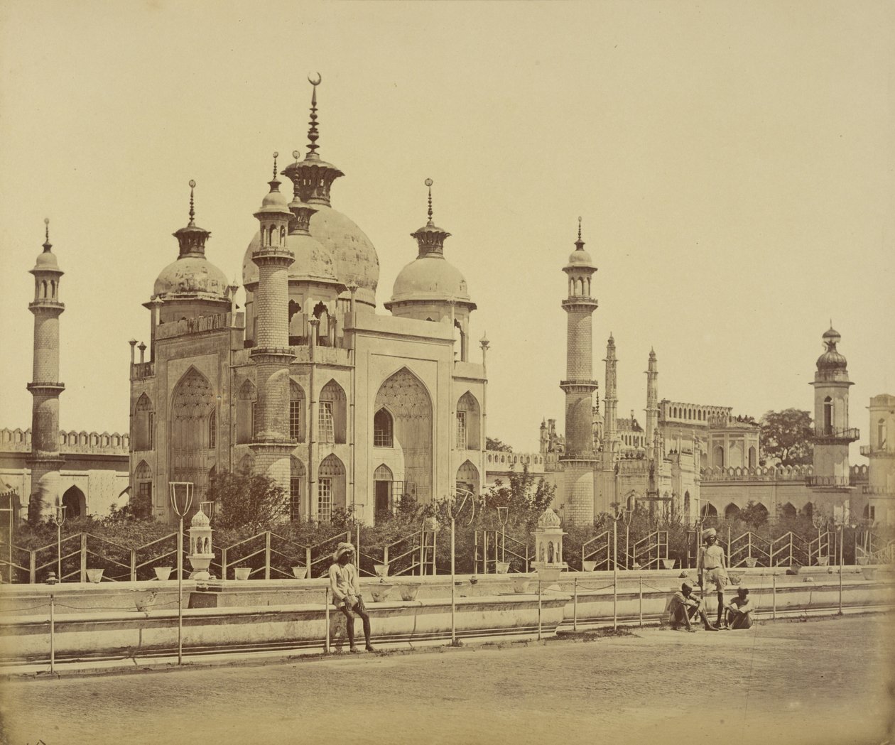[Moské i Hussainabad Imambara] av Felice Beato