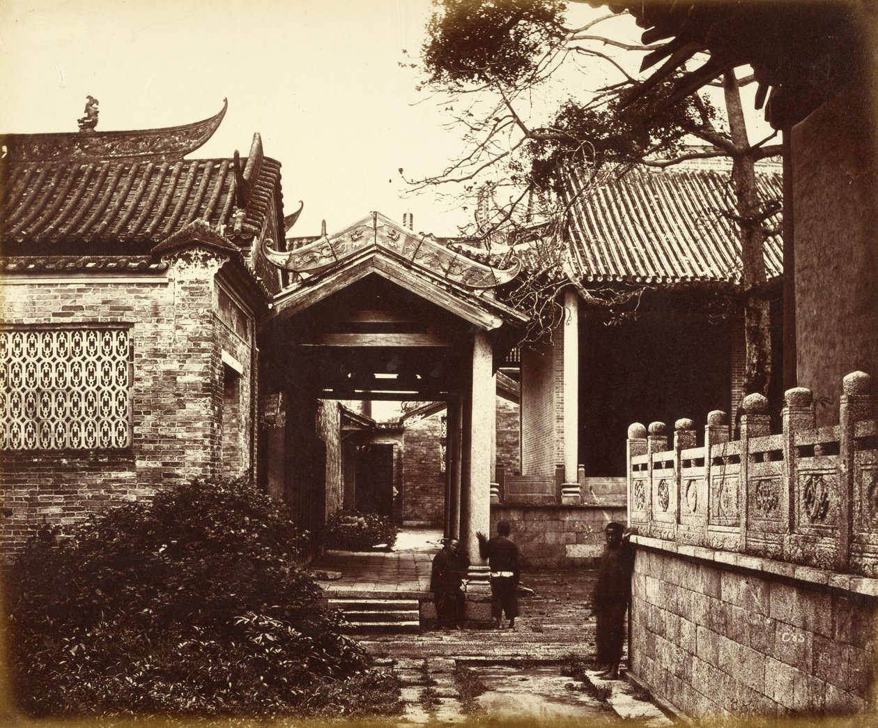 [Nume Hui Kung Temple, Kanton, Kina] av Felice Beato