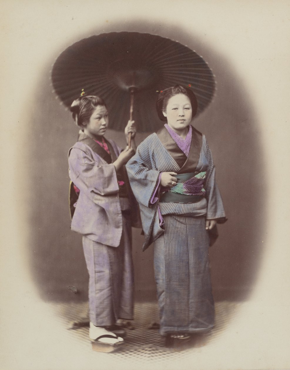 Ung dam och tjänare, 1868. av Felice Beato