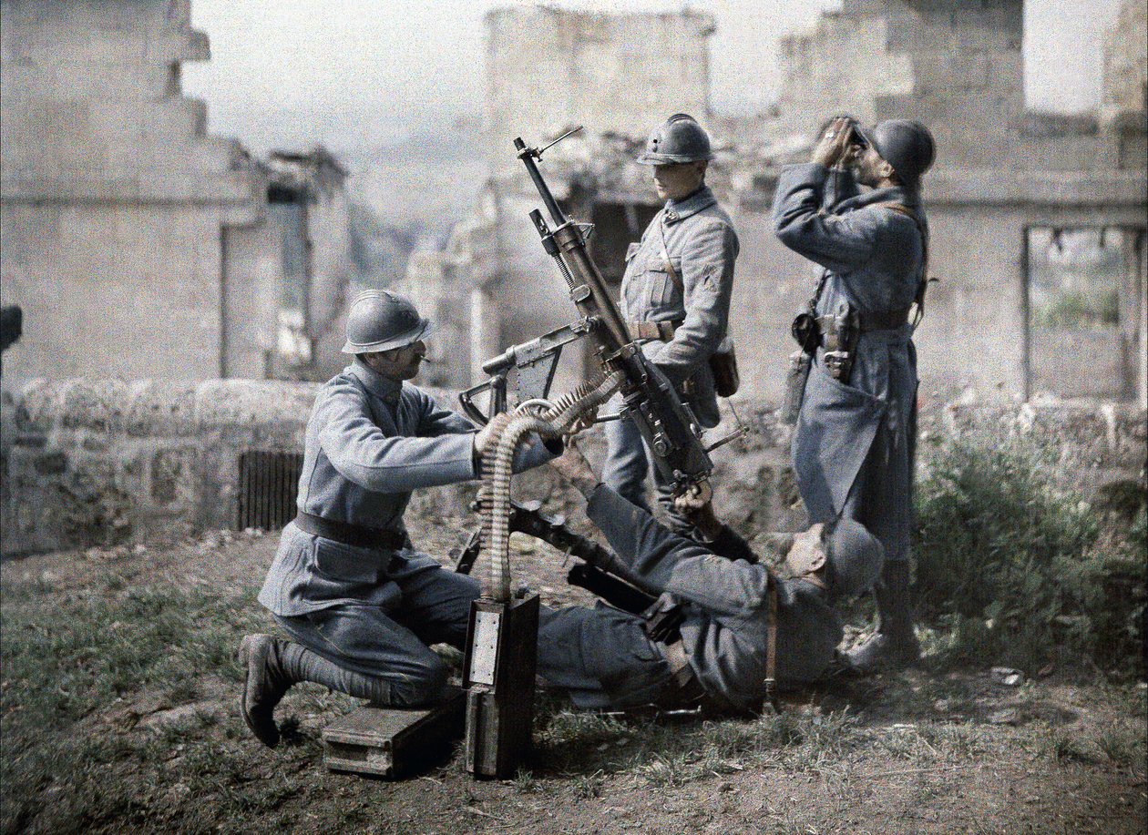 En fransk sektion av maskingevärsskyttar har tagit position i ruinerna under slaget vid Aisne, Frankrike, 1917 (autokrom) av Fernand Cuville