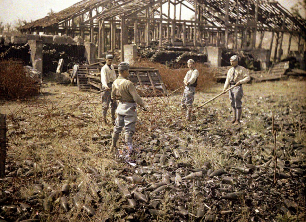 Franska soldater monterar taggtråd nära förvaringsbyggnaden för flaskor i en kraftigt skadad glasfabrik, Verrerie Saint-Grobain de Vauxrot, Cuffies, Aisne, Frankrike, 1917 (autokrom) av Fernand Cuville