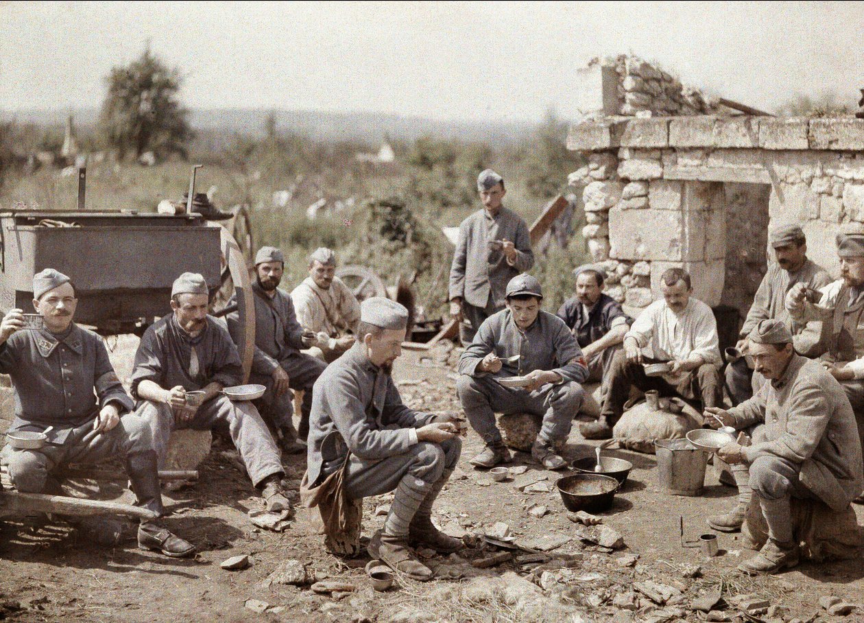 Franska soldater från 370:e infanteriregementet äter soppa under slaget vid Aisne, Frankrike, 1917 (autokrom) av Fernand Cuville