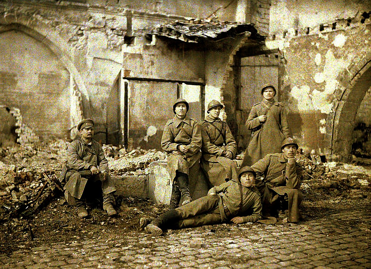 Grupp ryska soldater i ruinerna, Reims, Marne, Frankrike, 1917 (autokrom) av Fernand Cuville