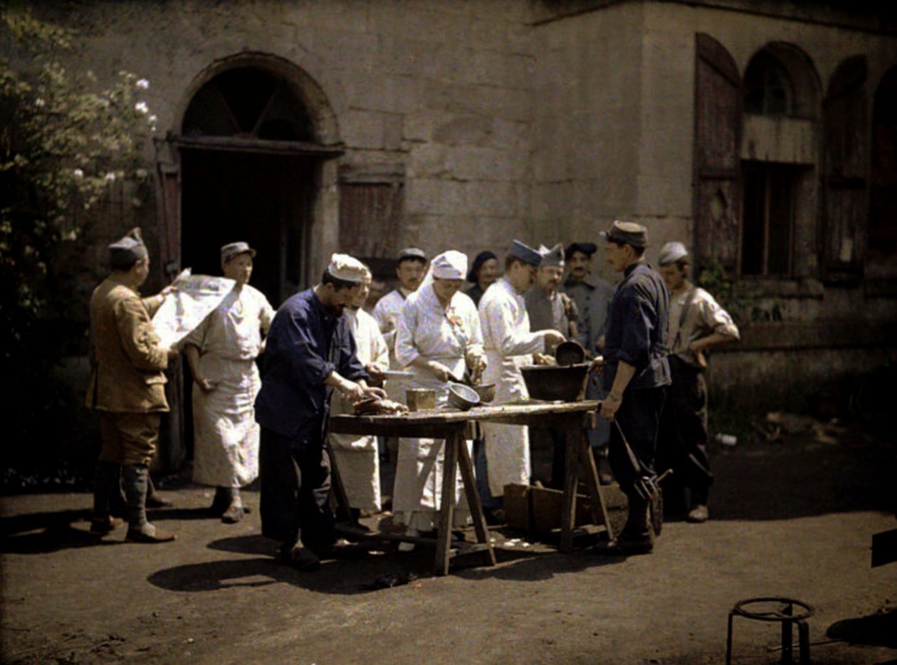 Soldater vid Chateau Vauxbuin, använd av den franska armén som sjukhus, Soissons, Aisne, Frankrike, 1917 (autokrom) av Fernand Cuville