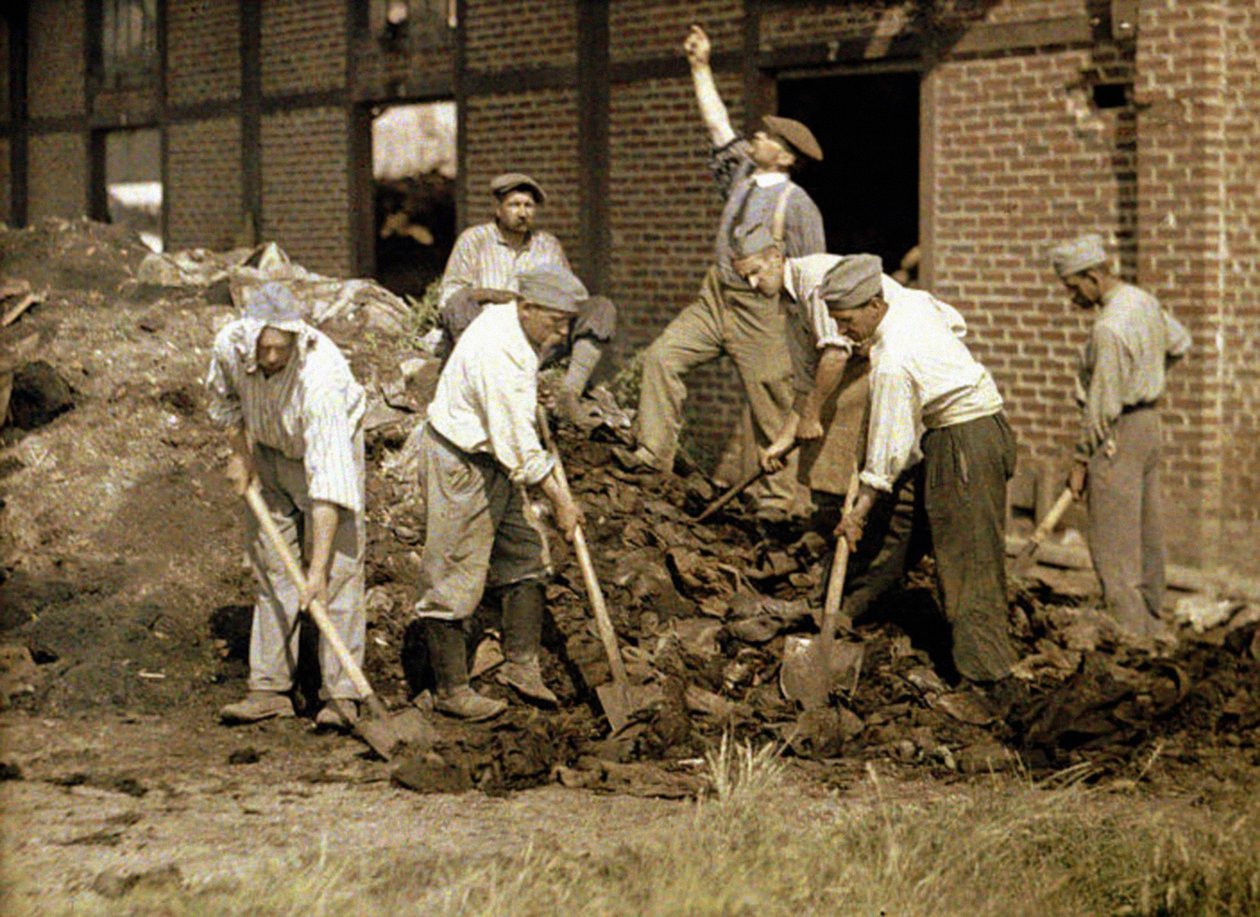 Soldater som arbetar med spadar i skräpet av en byggnad, Soissons, Aisne, Frankrike, 1917 (autokrom) av Fernand Cuville