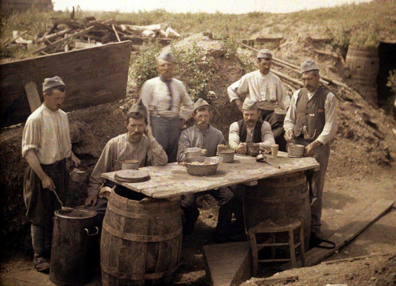 Sopputdelning i de franska skyttegravarna på baksidan av fronten, Soissons, Aisne, Frankrike, 1917 (autokrom) av Fernand Cuville
