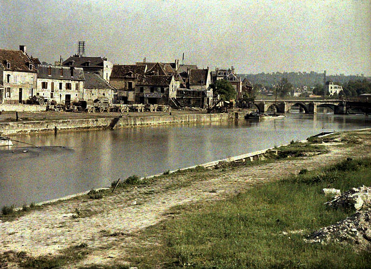Floden Aisne och Pont des Anglais, Soissons, Frankrike, 1917 (autokrom) av Fernand Cuville