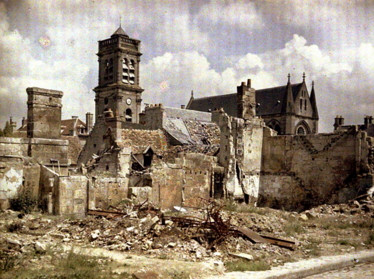 Kyrkan och förstörda byggnader på Rue du Coq Lombard, Soissons, Aisne, Frankrike, 1917 (autokrom) av Fernand Cuville