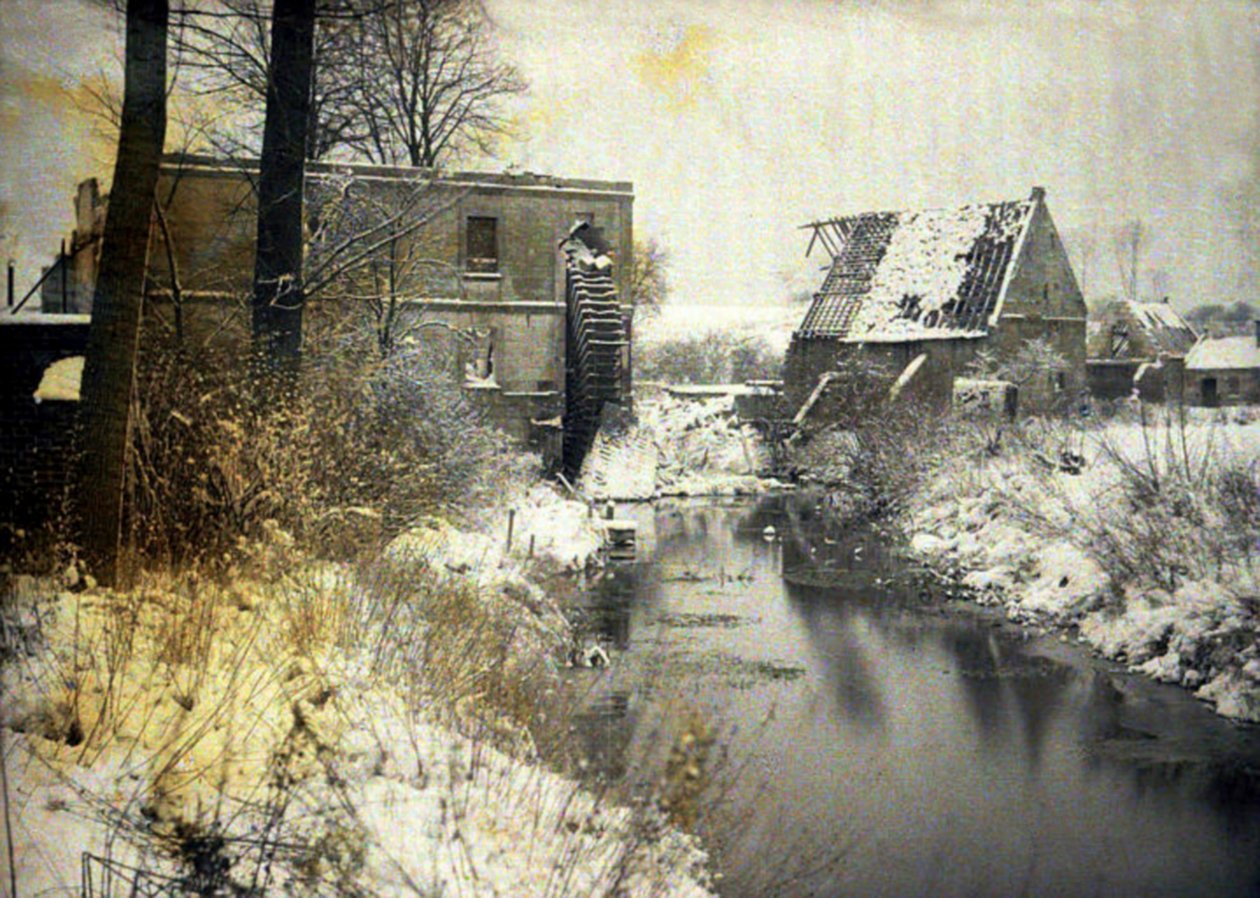 Slottets skadade vattenkvarn i snön, Chaulnes, Somme, Frankrike, 1917 (autokrom) av Fernand Cuville