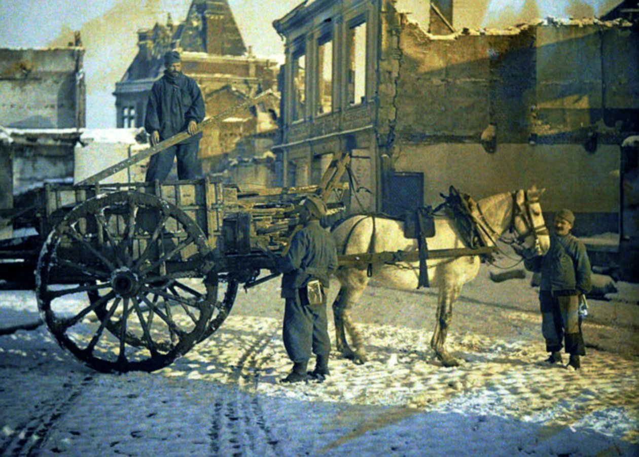 Tre franska soldater på en gata med skadade byggnader, Chauny, Aisne, Frankrike, 1917 (autokrom) av Fernand Cuville