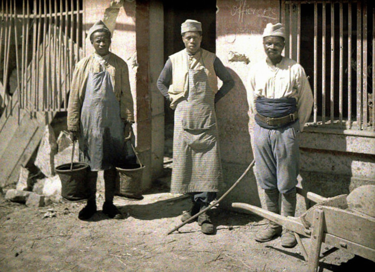 Tre arbetare från Senegal framför ett hus, Soissons, Aisne, Frankrike, 1917 (autokrom) av Fernand Cuville