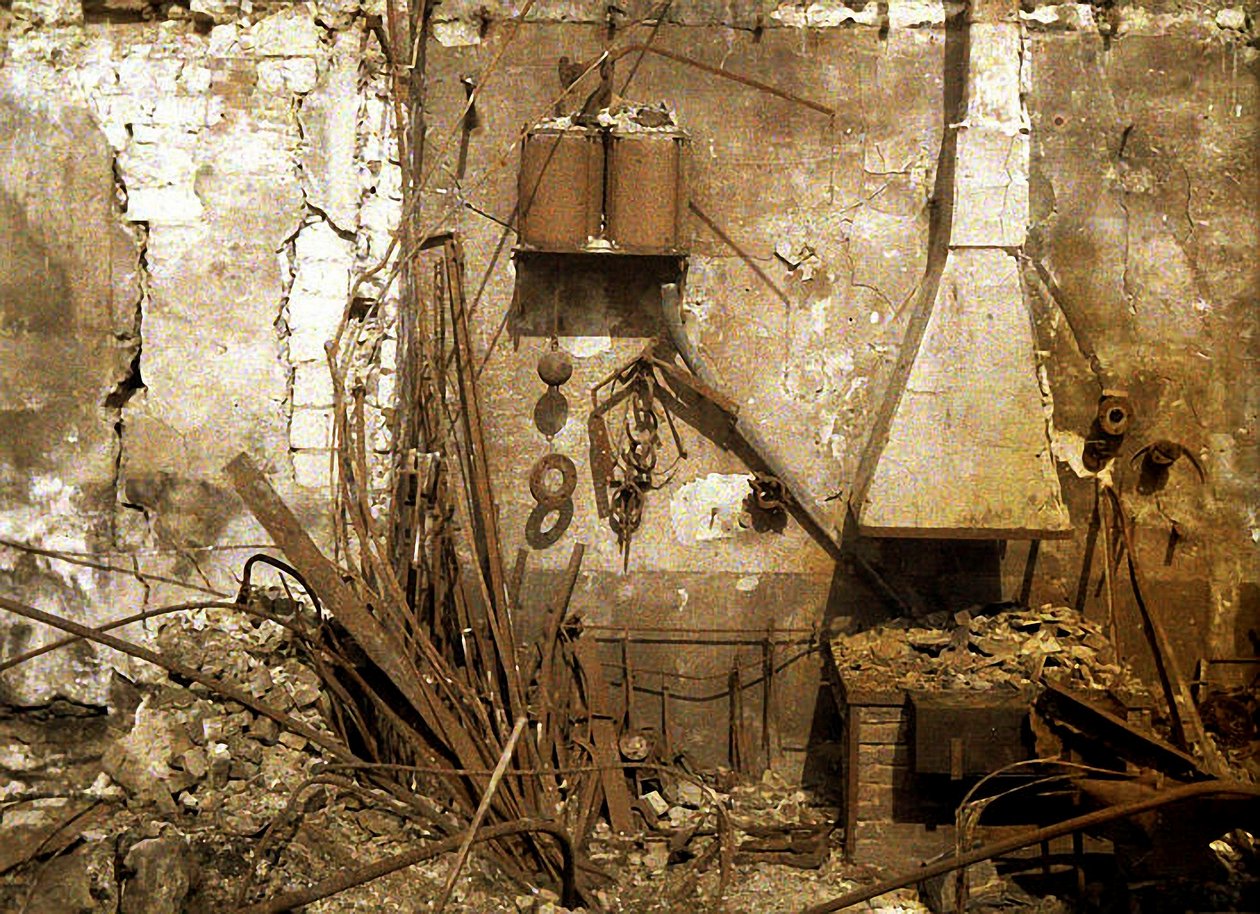 Utsikt över en smedja förstörd av granater, Reims, Frankrike, 1917 (autokrom) av Fernand Cuville