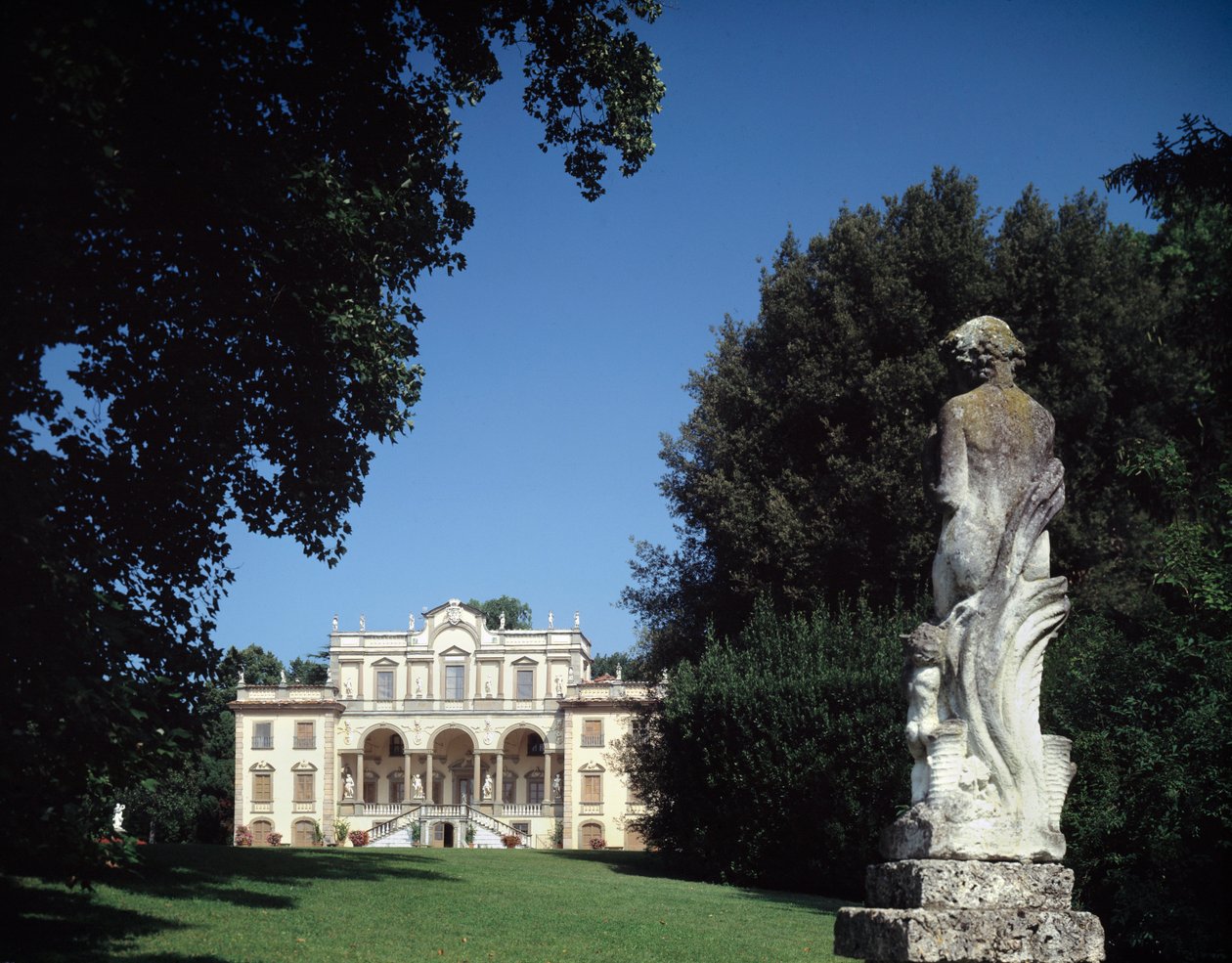 Utsikt över Villa Mansi av Filippo or Juvara Juvarra