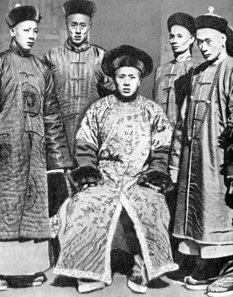 Ett porträtt av mandariner, Kina, 1936. av Fox Photos