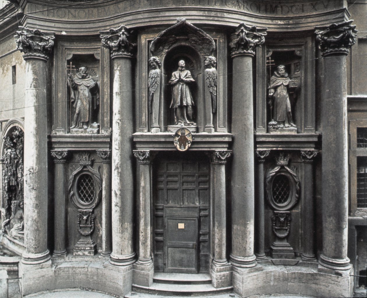 Fasadens nedre halva, 1637-41 av Francesco Borromini