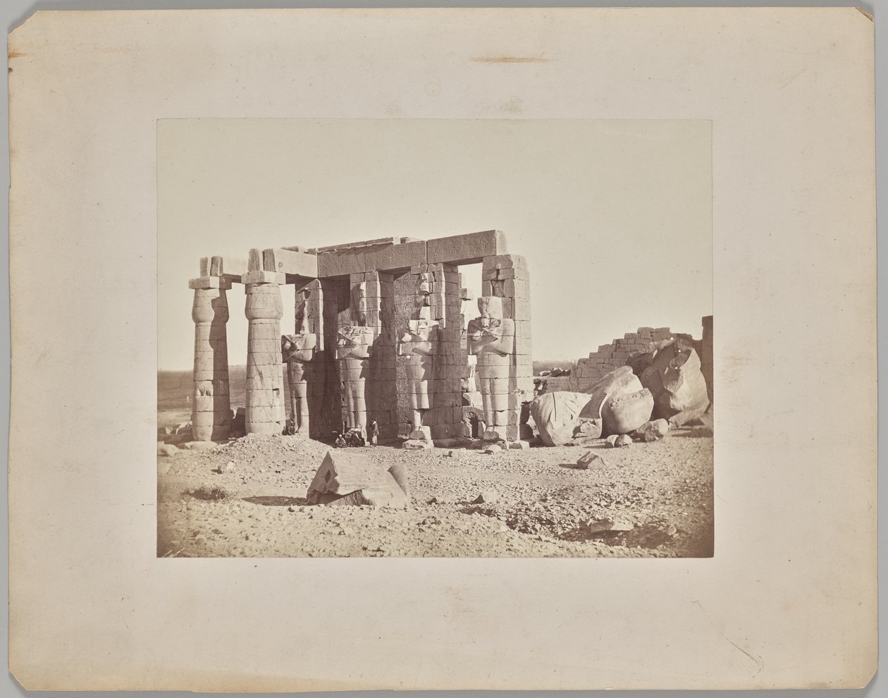 Fallen staty vid Ramasseum, Thebe av Francis Frith