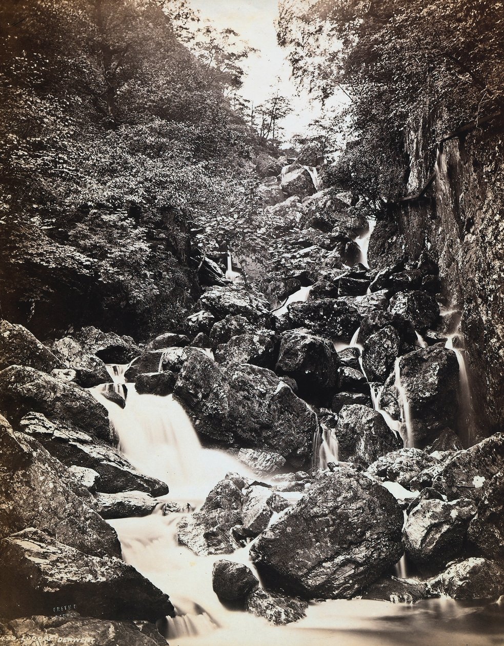 Flodlandskap nära Derwentwater i Storbritannien. av Francis Frith