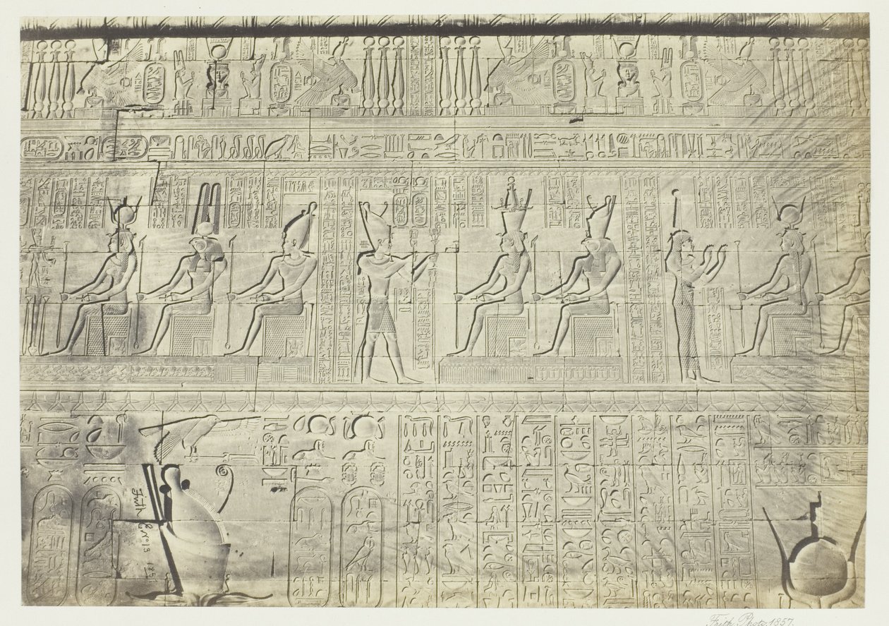 Skulpturer från den yttre muren, Dendera av Francis Frith