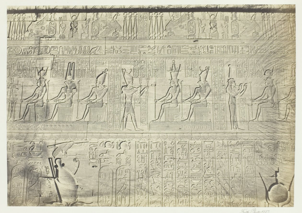 Skulpturer från ytterväggen, Dendera, 1857. av Francis Frith