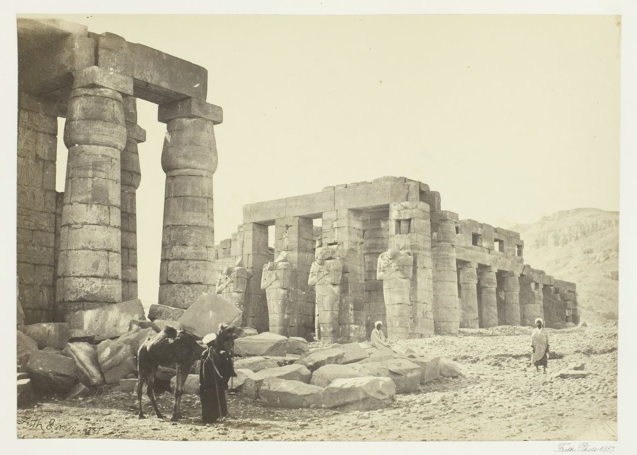 Memnonium, Thebe, från slätten, 1857. av Francis Frith