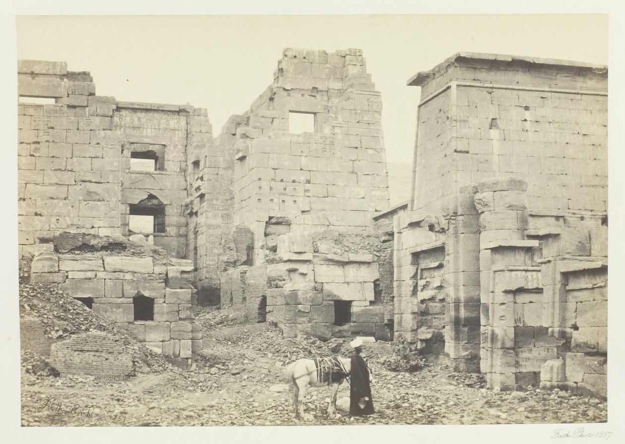 Tempelpalatset, Medinet Haboo, 1857. av Francis Frith