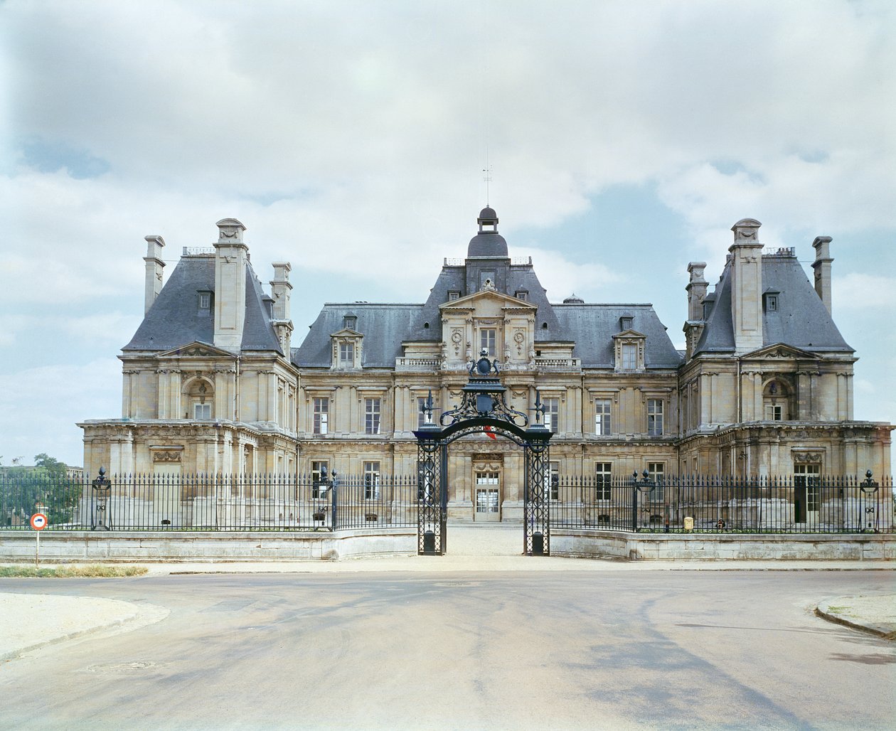 Vy av den västra fasaden på Chateau de Maisons-Laffitte, byggt 1642-51 av Francois Mansart