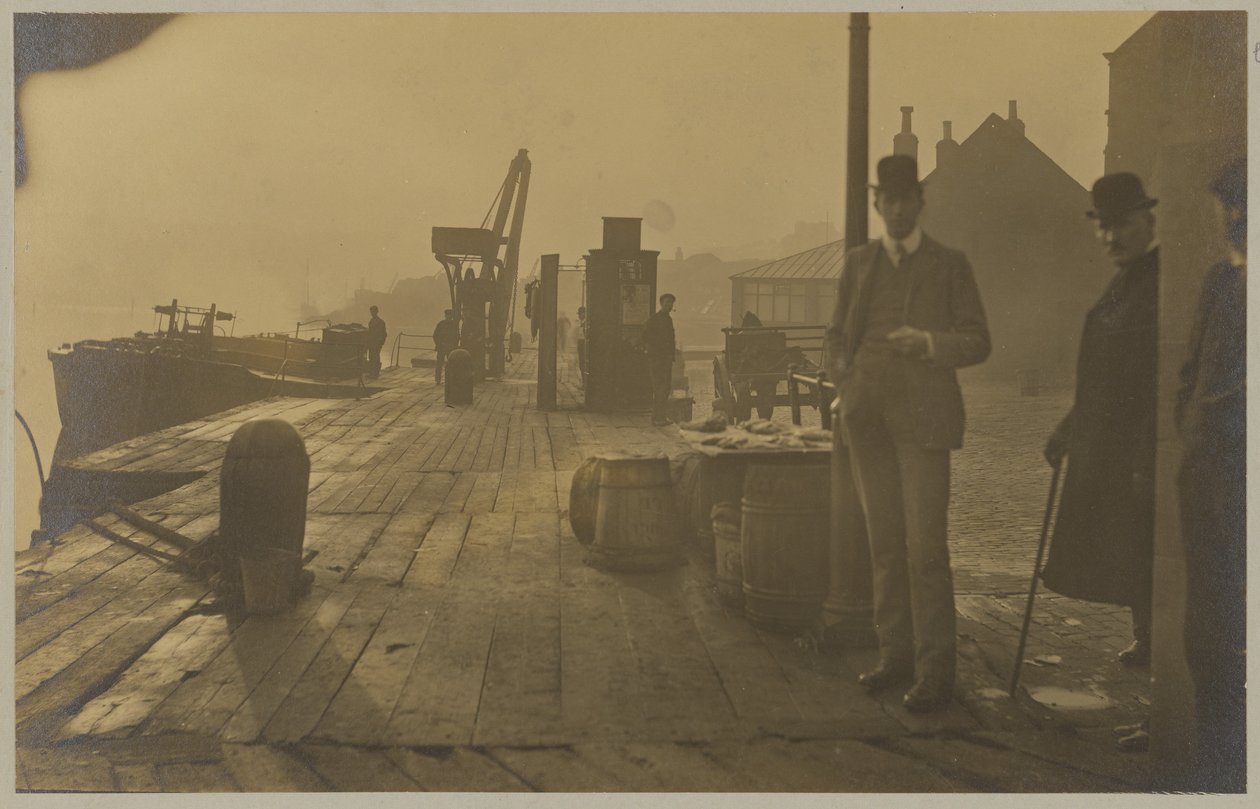 [Whitbys hamn] av Frank Meadow Sutcliffe