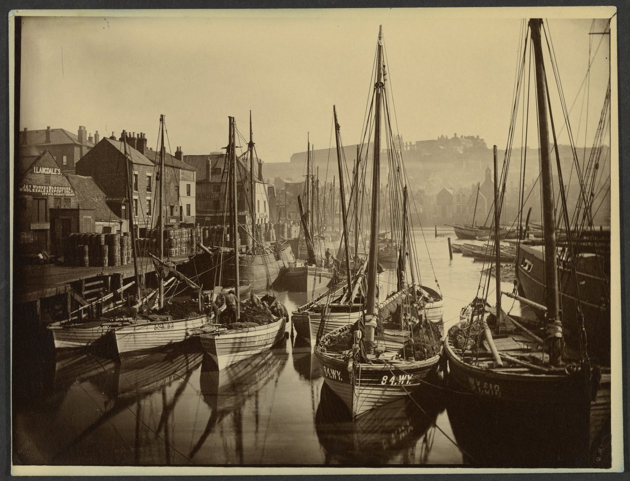 [Whitbys hamn] av Frank Meadow Sutcliffe