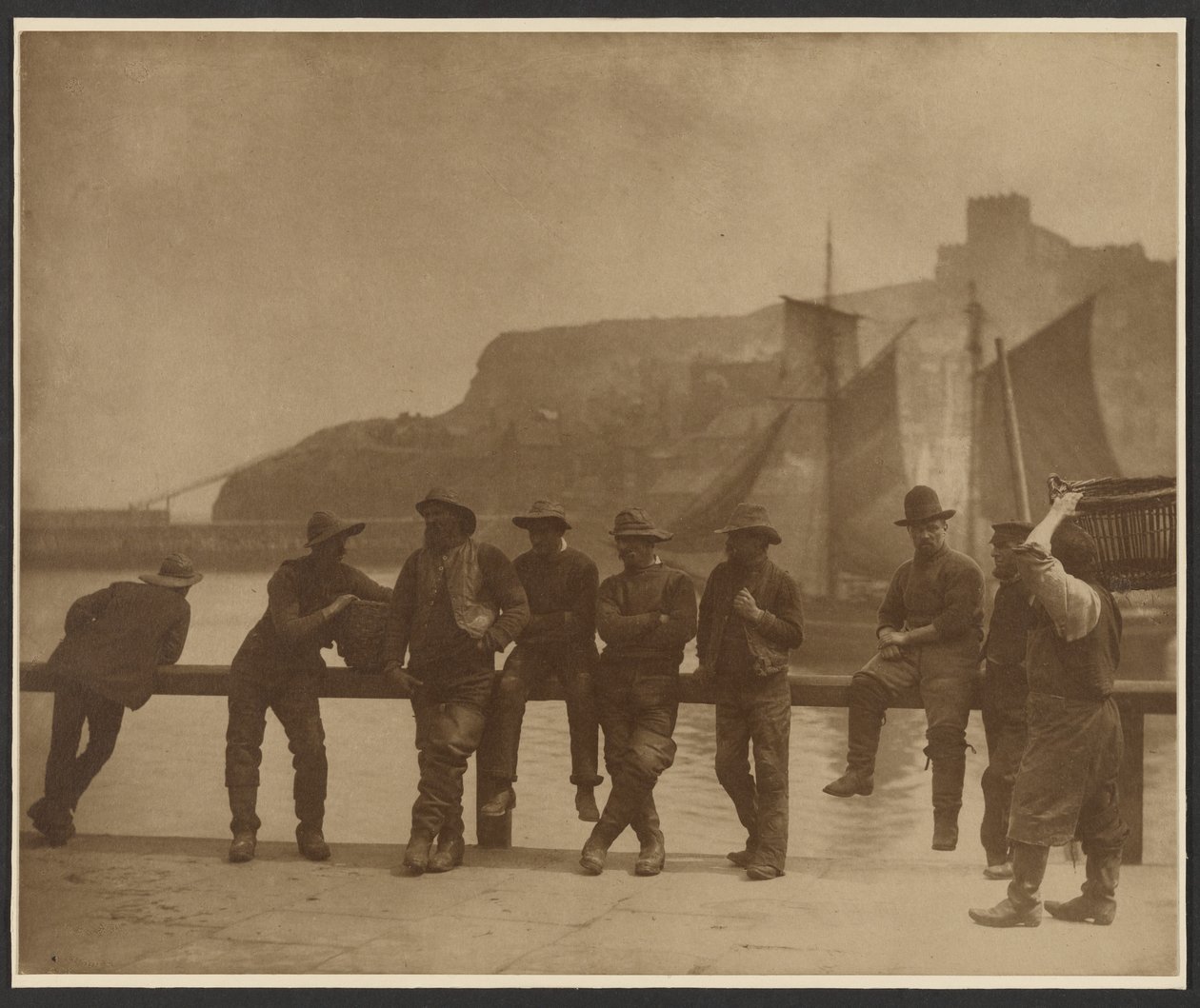 [Whitby-fiskare på pirens staket] av Frank Meadow Sutcliffe